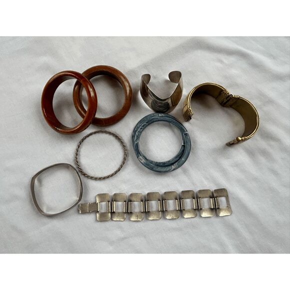 Vintage Bracelet Lot, 10 Bracelets, Wood, Plastic, Silver Toned Metal - Picture 3 of 8